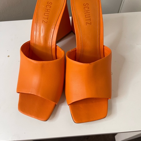 Schultz Heels, size 9.5 - Picture 2 of 9